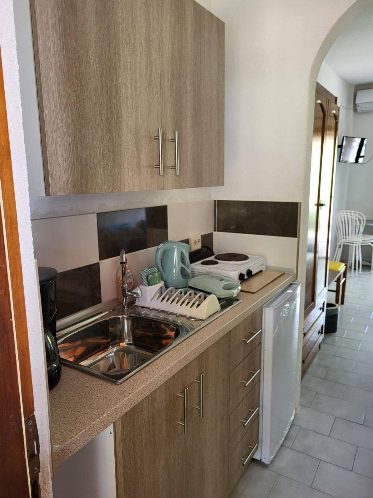 Hotel Agni -Enoikiazomena Diamerizmata Kallithea  Екстериор снимка